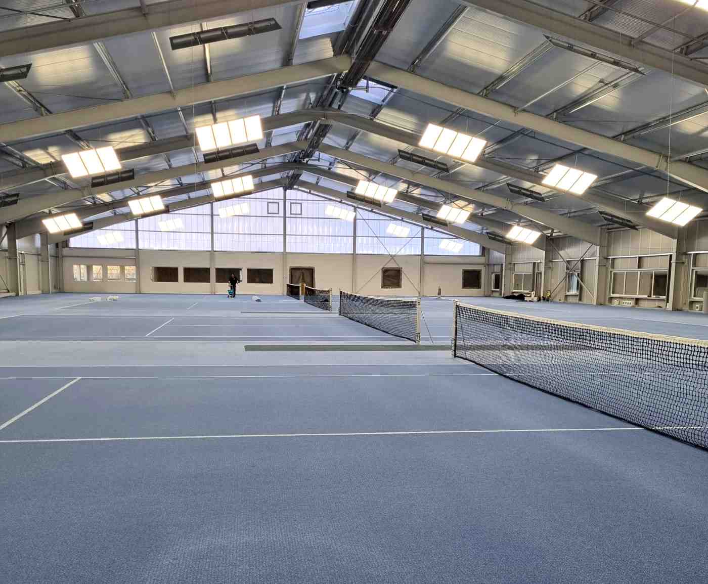 Bild der Tennishalle mit Netzen
