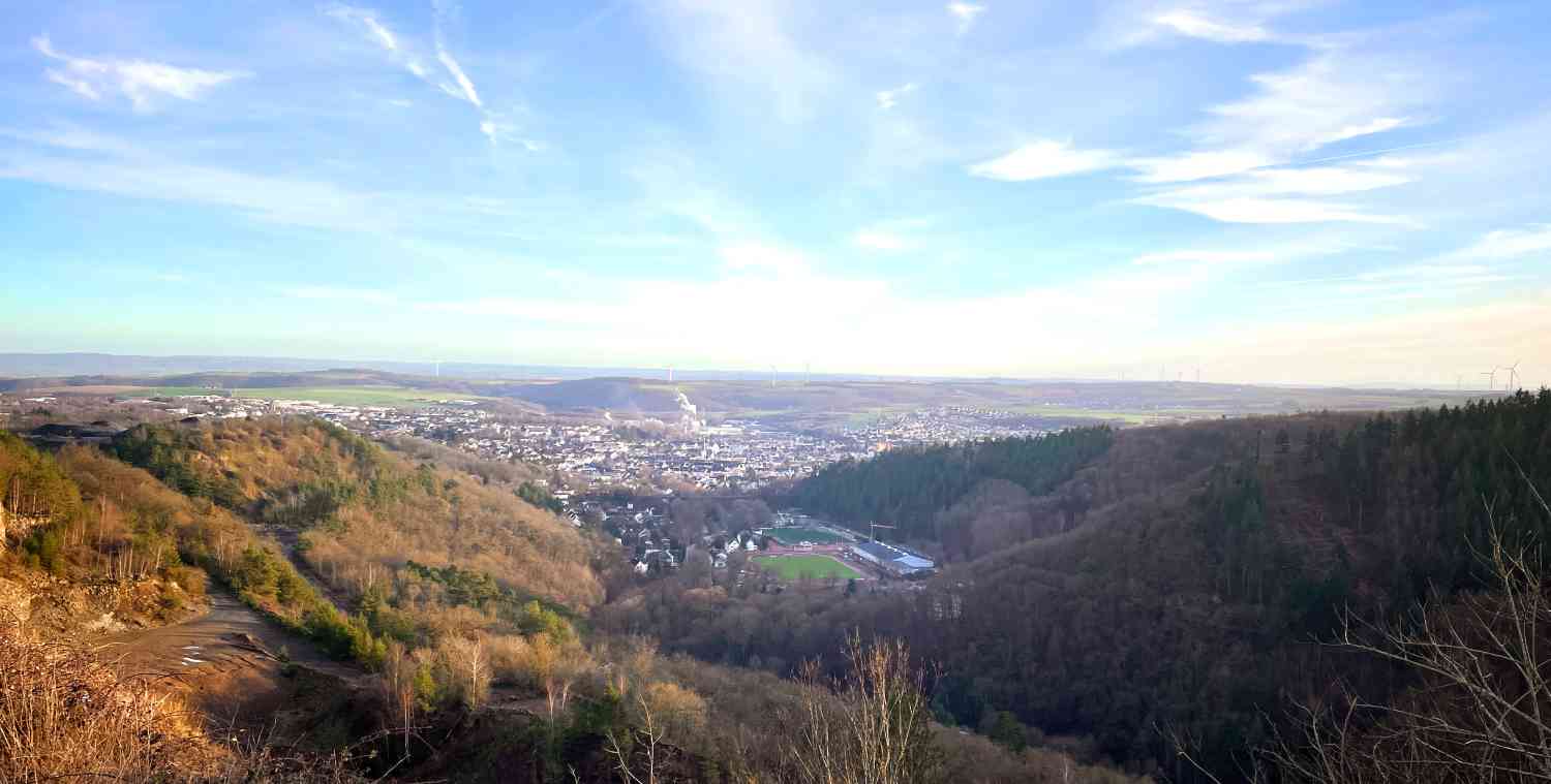 Panoramaansicht auf Mayen mit Sportpark Nettetal in der Bildmitte und Mayen im Hintergrund