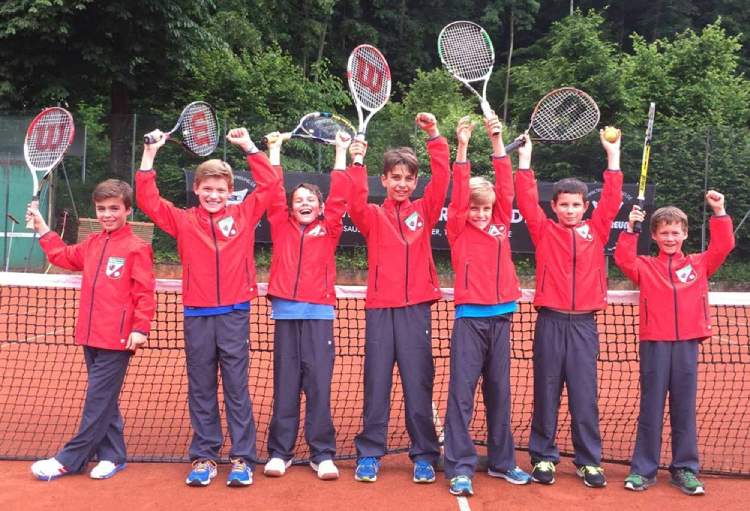 Gruppe von Kindern mit Tennisschlägern